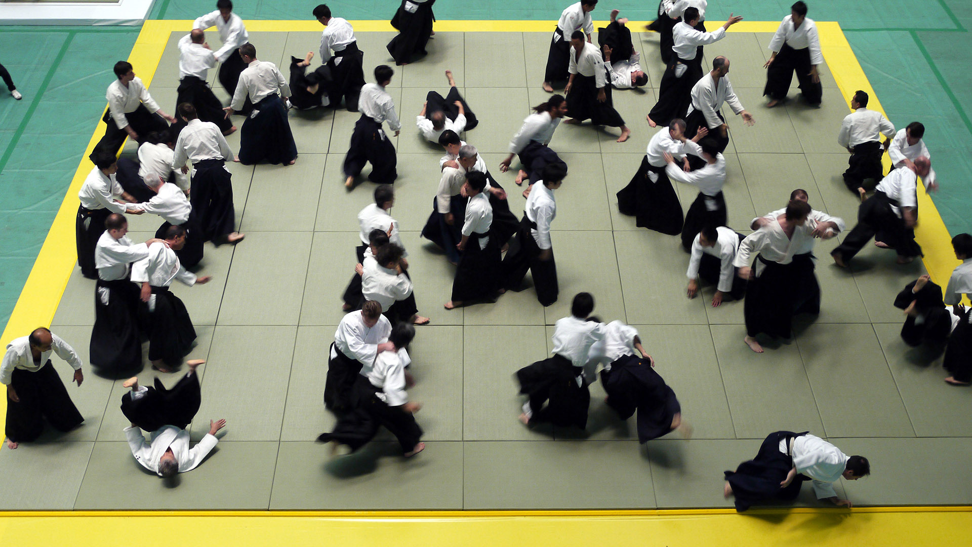 Pratiquants d’aïkido pendant un cours au dojo